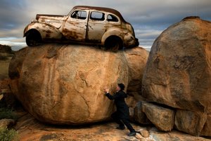 Un homme poussant une voiture à Boulder