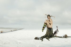 Scène hivernale avec un bouffon nu