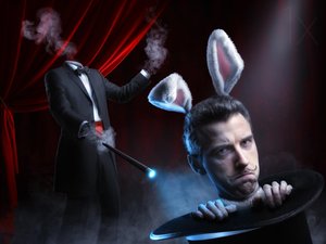 Le tour du magicien avec la tête de lapin