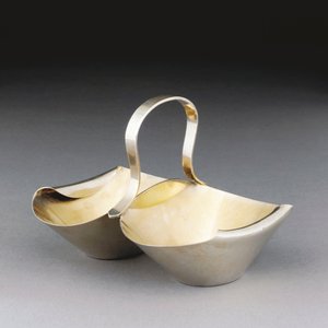 Un panier en métal blanc - Christopher Dresser