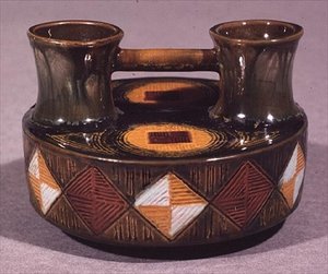 Vase en terre cuite, Linthorpe, par Christopher Dresser - Christopher Dresser
