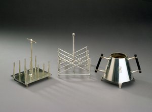 Porte-toast avec supports verticaux, fabriqué par Hukin & Heath, 1878; porte-toast à section triangulaire, fabriqué par Elkington & Co., vers 1875-88; bol à sucre avec bois ébonisé