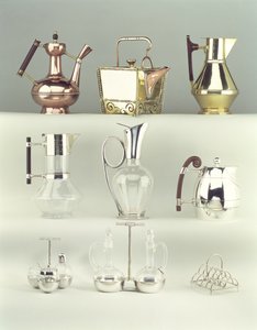 Haut, de gauche à droite : Cafetière orientale, Benham & Froud, vers 1888 ; Théière carrée rivetée japonaise, Benham & Froud, vers 1888 ; Carafe à vin, Richard Perry, Son & Co., vers 1880