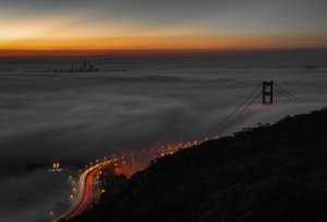 Le Golden Gate Bridge par une nuit brumeuse