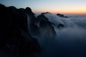 Les sommets brumeux des montagnes
