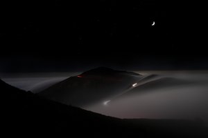 Route de montagne au clair de lune