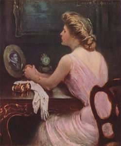Femme assise à sa coiffeuse regardant une photographie d