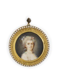 Comtesse Diane de Polignac, en robe blanche décolletée, fleurs et ruban vert menthe dans ses cheveux poudrés relevés, portant un collier et des boucles d