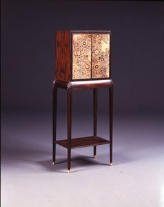 Cabinet à bijoux, vers 1925 (ébène de macassar et cuir repoussé)
