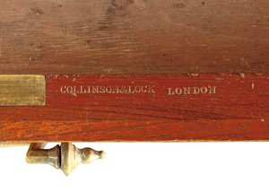 Cabinet latéral gothique mi-victorien sculpté en noyer et monté en laiton, détail, fin du 19e siècle