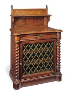 Cabinet latéral gothique mi-victorien sculpté en noyer et monté en laiton, fin du 19e siècle - Collinson and Lock