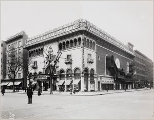 Un immense théâtre avec une façade élaborée, complète avec des arches et des balcons mauresques. Un grand panneau au sommet du bâtiment indique 
