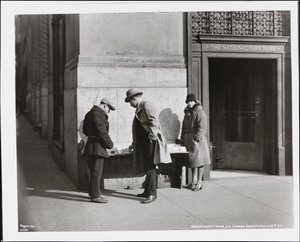 Marchand de journaux aveugle, Aaron Weintraub, à son stand au coin sud-est de la 7e Avenue et de la 32e Rue - Company Byron