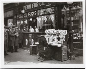 Marchand de journaux aveugle, Fannie Lyons, à son stand au coin sud-est de la 7e Avenue et de la 34e Rue - Company Byron