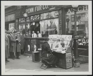 Marchande de journaux aveugle, Fannie Lyons, à son stand au coin sud-est de la 7e Avenue et de la 34e Rue