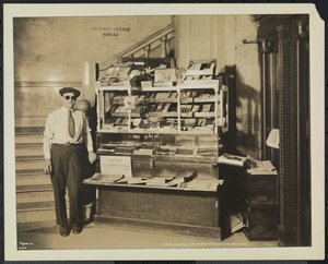 Marchand de journaux aveugle, John Martie, à son stand à l