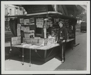 Marchand de journaux aveugle, P.J. McNulty à son stand au coin nord-est de la 3e Avenue et de la 42e Rue - Company Byron