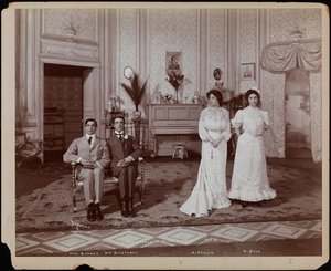 Charles Richman en John Worthing, William Courtney en Algernon Moncrieff, Margaret Anglin en Gwendolen Fairfax, et Margaret Dale en Cecily Carew dans une reprise de "L