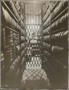 Salle de stockage de films à la Mutual Film Co. avec une affiche de Charlie Chaplin, New York - Company Byron