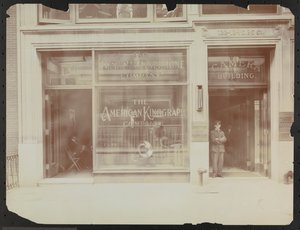 Façade du premier étage du 122-124 E. 25th Street, le bâtiment de la caméra, American Cinephone Company et American Kinograph Company et portier, New York - Company Byron