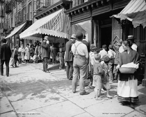 Distribution de glace gratuite dans la rue Mulberry, New York, c.1900