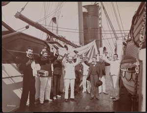 Officiers et équipage trinquant avec du champagne et des cigares sur le pont du S.S. "Umbria", c.1897 (photo n/b)