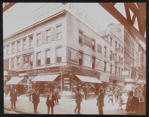 Coin sud-ouest de la 14e rue et de la 3e avenue montrant le magasin Star Candies, un dentiste, le magasin Regal Shoe et l