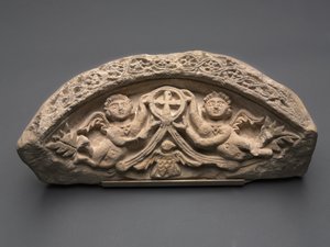 Lunette avec deux anges soutenant une croix pendante, 400s - Coptic
