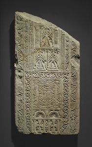 Stèle fragmentaire, possiblement trouvée à Esna, VIIe-VIIIe siècle (calcaire avec traces de plâtre) - Coptic Coptic