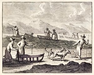 Russes voyageant avec des traîneaux à chiens en Sibérie, des 
