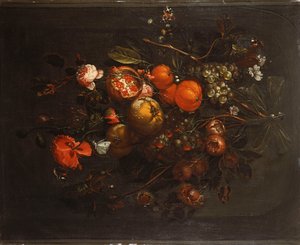 Un bouquet de fruits et de fleurs suspendu à un clou dans une niche
