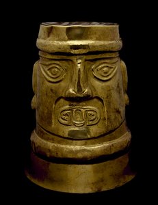 Gobelet représentant une divinité avec des yeux et des crocs de style Sicán, 800-1350 après J.-C. - Culture Sicán