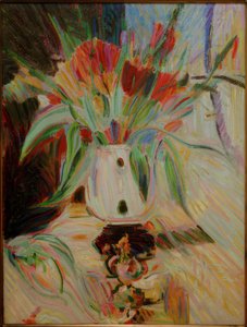 Tulipes dans un vase ventru devant un rideau - Curt Herrmann