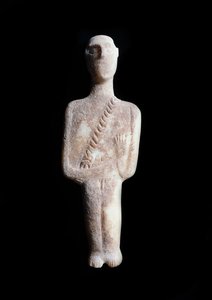 Idole masculine, figurine schématique. Sculpture en marbre blanc avec incrustations d