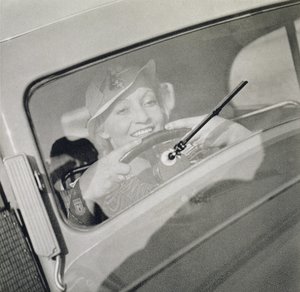 Une femme conduisant, vers 1930 - Czech Photographer
