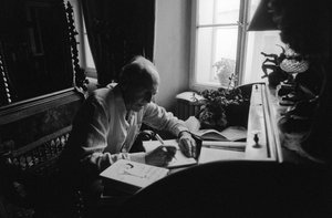 Jiri Mucha assis à son bureau dans sa maison à Hradcany, Prague