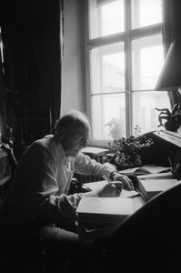 Jiri Mucha assis à son bureau dans sa maison à Hradcany, Prague - Czech Photographer