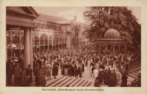 Carte postale représentant une foule de personnes assistant à un concert du soir à Kreuzbrunnen