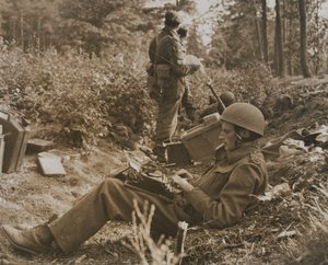 Correspondant de guerre Alan Wood tapant une dépêche - D.M. Sgt. Smith