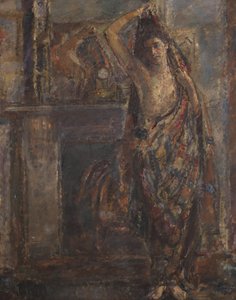 Femme drapée debout près d