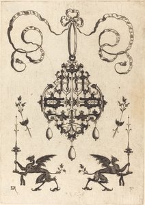 Grand pendentif, en bas à gauche et à droite deux griffons portant des chandeliers fantastiques