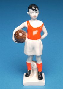 Garçon danois tenant un ballon de football (céramique)
