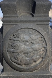 Trois lions sculptés dans une colonne de pierre sur la place de l
