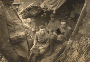 Groupe de soldats dans une tranchée pendant la Première Guerre mondiale - Dario Gentilini