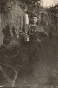 Soldat dans une tranchée du plateau karstique pendant la Première Guerre mondiale - Dario Gentilini