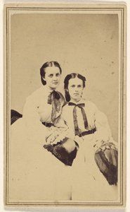 [Deux jeunes femmes non identifiées, assises]
