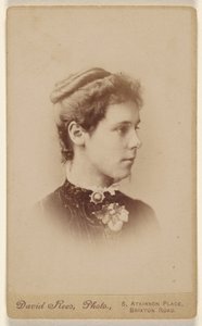 [Jeune femme non identifiée de profil, imprimée en vignette].