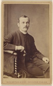 [Homme moustachu non identifié, assis]