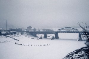 Novossibirsk, rivière Ob, Sibérie, URSS, Des étudiants traversent à pied la rivière Ob gelée dans la neige, Hiver 1976 (photo)
