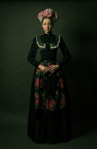 Jeune femme, style floral et folk
